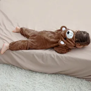 Detailansicht des braunen Bären Baby Stramplers mit Kapuze, weicher Plüschstoff Winter.