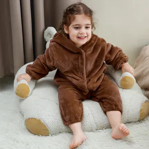 Süßer brauner Bären Baby Jumpsuit mit Kapuze und Plüschstuhl, kuschelig weich für kalte Winter.