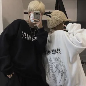 Sweat-shirt col rond graphique gothique streetwear Y2K vue détail imprimé dos et devant.