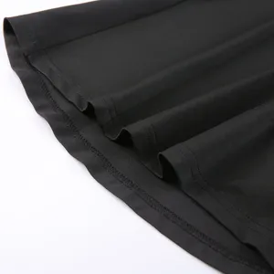 Detalle del dobladillo de la minifalda negra con doble capa de tela y costuras.