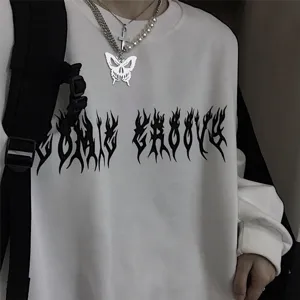 Vue détaillée du sweat-shirt léger Y2K streetwear gothique avec superbe imprimé lettres.