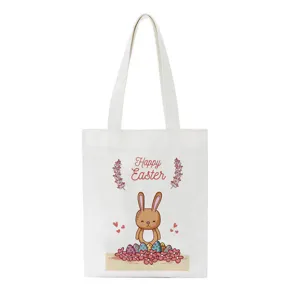 Close-up detail van witte canvas tas met schattige paashaas graphic print en tekst.
