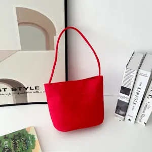 Bolso de hombro de nylon rojo para mujer, bolso casual minimalista con texto y correa.