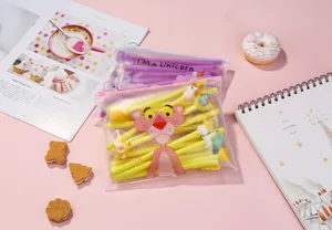 Ensemble de stylos gel kawaii dessin animé avec trousse de rangement transparente zippée.