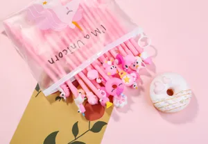 Gros plan détaillé du joli set de stylos gel roses fantaisie dans une trousse licorne.