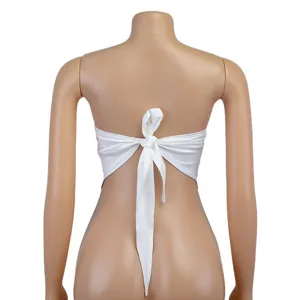 Dettaglio del crop top bianco con schiena scoperta e lacci eleganti alla moda per donna.