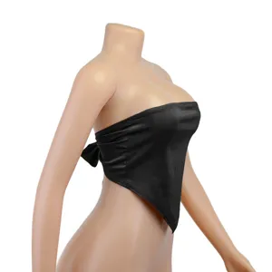 Dettaglio top a fascia corto senza schiena con spalline nere che mostra vestibilità slim.