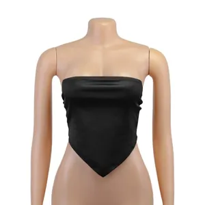 Dettaglio top a fascia nero senza spalline, design aderente ed elegante per donna.