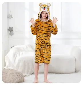 Dettaglio accappatoio tigre flanella bambini, design simpatico con cappuccio, abbigliamento caldo.