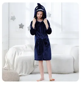 Dettaglio dell'accappatoio in pile blu con cappuccio a squalo per bambini morbido.