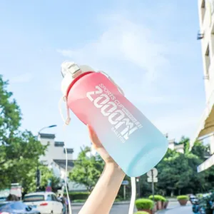 Gedetailleerd uitzicht op de grote kleurverloop sportwaterfles met rietje voor de zomer.