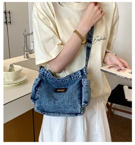 Λεπτομέρεια της casual τσάντας χιαστί από denim με μοντέρνα σχεδίαση και πρακτικές τσέπες.