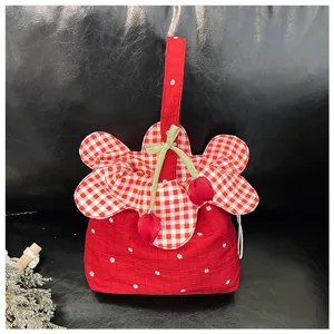 Dettaglio borsa a mano in cotone con fiori a quadri rossi stile coreano, pocuetta in tessuto.