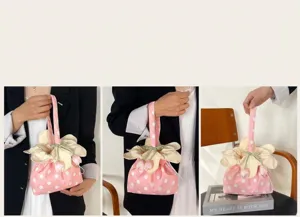 Vista dettagliata della graziosa borsa in tessuto a pois rosa con fiori e coulisse per uso quotidiano.
