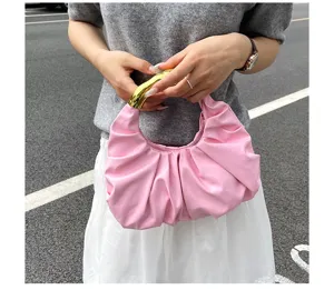 Schicke rosa plissierte Dumpling Handtasche mit goldenem Griff fuer Damen Mode Alltag.