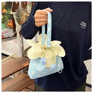 Vista dettagliata della borsa a mano con pois e fiori in stile coreano e tulipani.