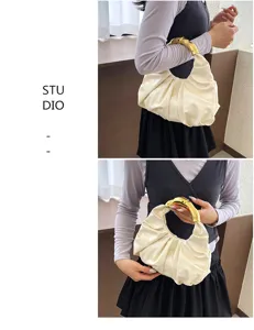Nahaufnahme der Damen Plissee Hobo Tasche mit goldenem Metallgriff, elegante weiße Abendtasche.