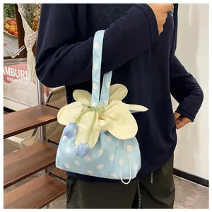 Borsa a mano in tessuto a pois con coulisse e fiore in stile coreano per donne casual