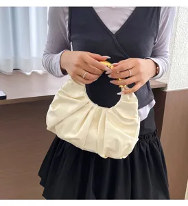 Detailansicht der Damen Plissee Abendtasche mit stilvollem Goldringgriff, elegant und schick.