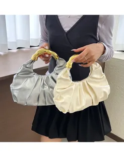 Stilvolle plissierte Dumpling Handtasche mit goldenem Metallgriff für elegante Anlässe.