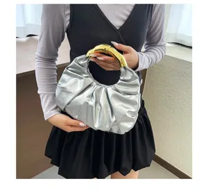 Silberne metallische Plissee-Handtasche mit goldenem Griff, schicke modische Damentasche.