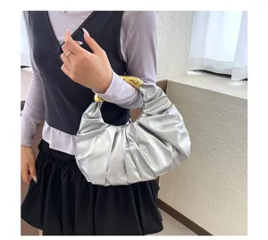 Silberne plissierte Handtasche mit goldenem Griff Detail, modisches Accessoire Detailansicht.