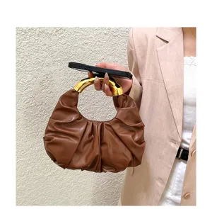 Damen plissierte Knödel Handtasche mit goldenem Metallgriff, modische Designer Umhängetasche Detail.