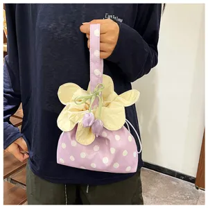Dettaglio della graziosa borsa a mano con coulisse a pois floreali in stile coreano in tessuto.