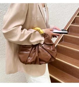 Modische plissierte Handtasche für Damen, elegante Cloud Abendtasche mit goldem Metallgriff.