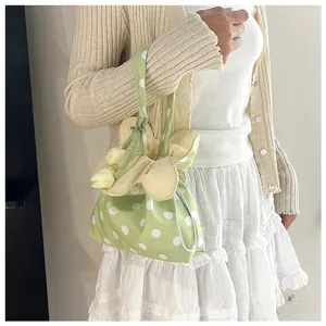 Chic borsa a mano in tessuto a pois in stile coreano con coulisse e decoro floreale.