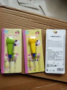 Detailansicht von Cartoon LED leuchtenden Ohrenschmalzlöffel-Sets mit Zubehör und Anleitung.