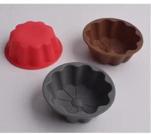 Détail de moule à gâteau en silicone avec forme de fleur cannelée et trois couleurs.