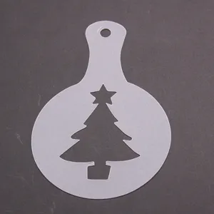 Primo piano di uno stencil per caffè in plastica semitrasparente con ritaglio di abete.