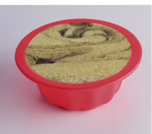 Vue détaillée du moule à gâteau silicone rond rouge motif marbré, plat cuisson résistant.