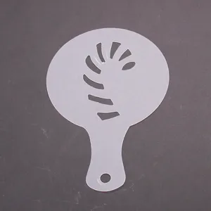 Dettaglio stencil per caffè latte, motivo a foglia cava con manico per un uso facile.