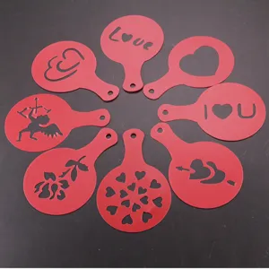 Vista dettagliata di 8 stencil rossi per caffè con motivi a cuore, rosa e cupido.