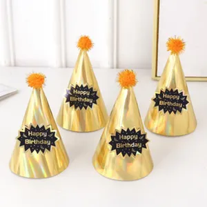 Gorros de fiesta dorados con pompones y etiquetas de feliz cumpleaños para tus grandes fiestas.