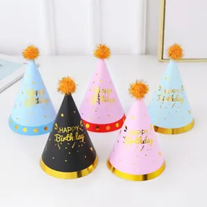Sombreros cónicos de fiesta de cumpleaños coloridos con pompones de felpa para adultos.