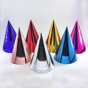 Primer plano detallado de gorros de fiesta de cumpleaños cónicos metálicos de colores.
