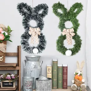 Couronne de lapin de Pâques à suspendre avec joli nœud et queue duveteuse pour fête de printemps.