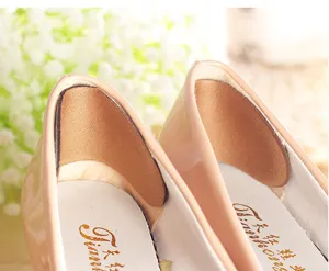 Nahaufnahme von verdickten Fersenschonern fur High Heels zur Vermeidung von Druckstellen.