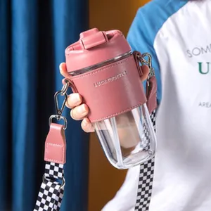Draagbare doorzichtige waterfles met roze lederen hoes en stijlvolle ruitriem voor dagelijks gebruik.