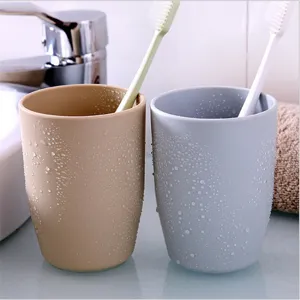 Simple solid color eco-friendly plastic couple toothbrush cups, round mouthwash cups.