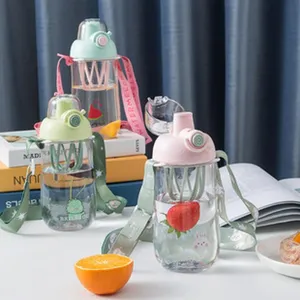 Draagbare zomerse plastic waterfles met rietje, riem en schattig fruitpatroon voor drankjes.