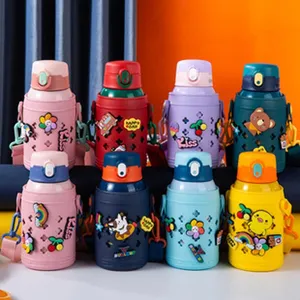 Kleurrijke geïsoleerde waterfles met schattige cartoonhangers en riem voor kinderen en leerlingen.