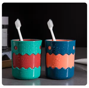 Leuke schattige monster tandenborstelbeker details met tweekleurig plastic bekerset.