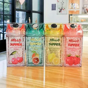 Transparante plastic melkpak waterfles met rietje en schattig fruitpatroon voor zomer.