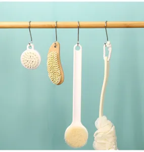 Dettaglio ravvicinato di varie spazzole per la pulizia del bagno appese ordinatamente.