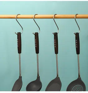 Ganci a S in acciaio inossidabile e set di utensili da cucina, resistenti e pratici.