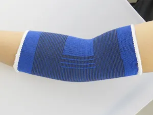 Detailopname van de blauwe en zwarte elastische gebreide sport elleboogbeschermer.